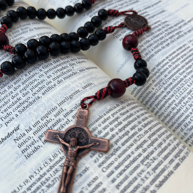 Medalha e crucifixo do Terço Católico da Redenção