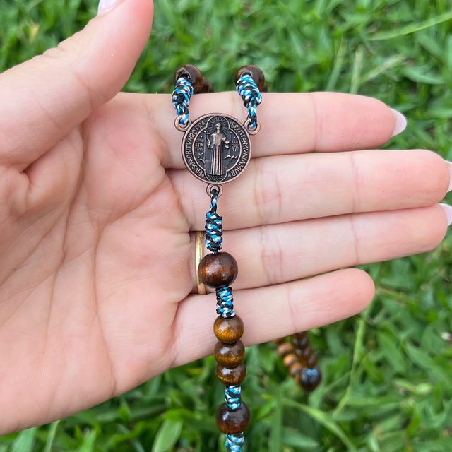 Detalhes religiosos do Terço de São Bento Relíquia Divina