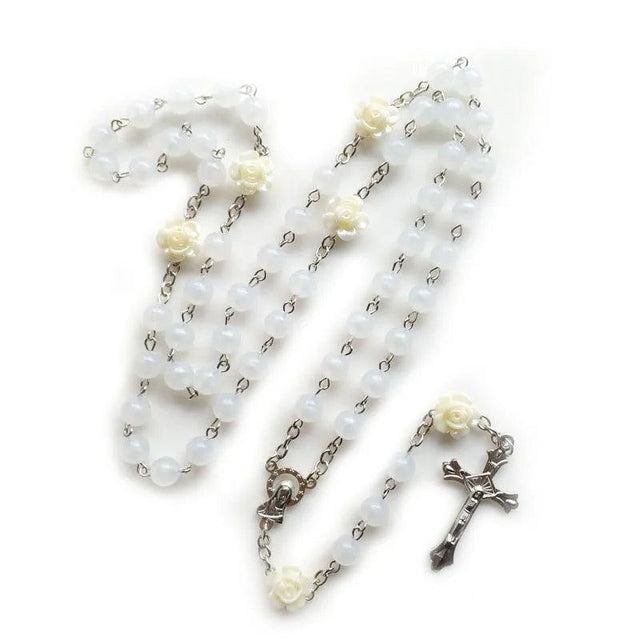 Detalhes religiosos do Terço de Nossa Senhora com Contas Brancas