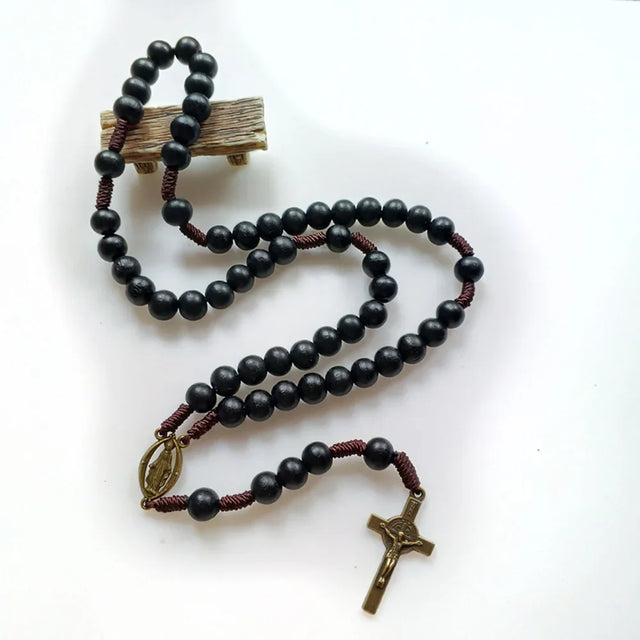Terço de Nossa Senhora com Cruz de São Bento em vista completa