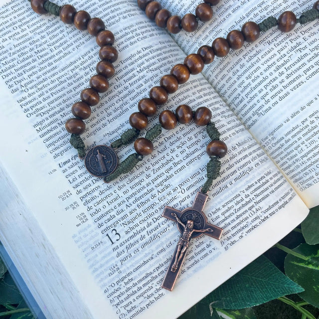 Medalha e crucifixo do Terço de São Bento em Madeira Lenhador