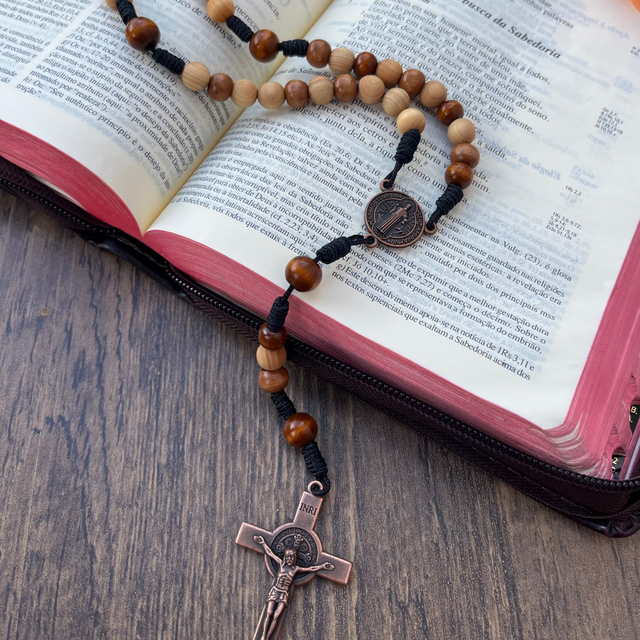 Detalhes religiosos do Terço Católico em Madeira Raízes da Fé