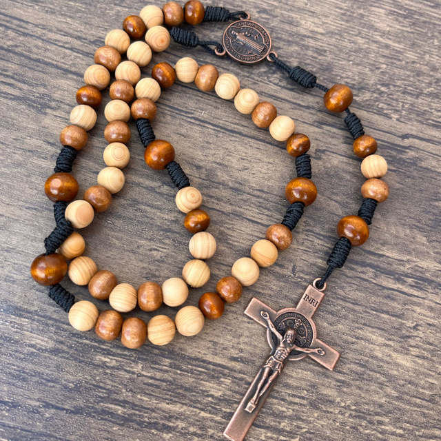 Medalha e crucifixo do Terço Católico em Madeira Raízes da Fé