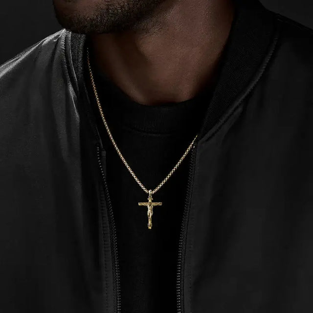 Acabamento e corrente do Colar Crucifixo Dourado de Jesus Cristo