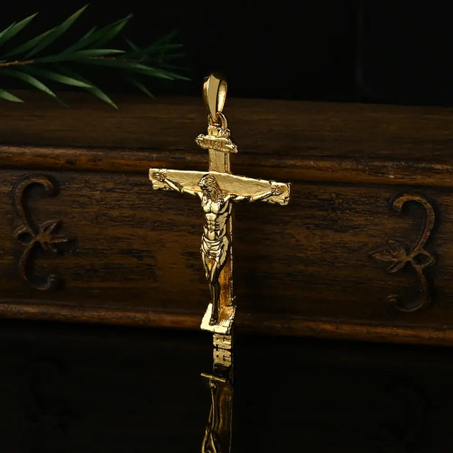 Detalhes religiosos do Colar Crucifixo Dourado de Jesus Cristo