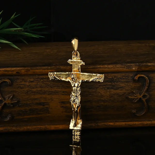 Detalhes do medalhão do Colar Crucifixo Dourado de Jesus Cristo
