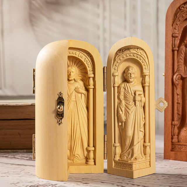 Altar da Sagrada Família em Madeira Maciça em detalhes